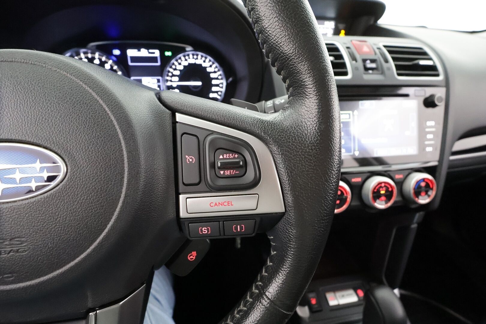 Subaru Forester 2018 2,0i XS CVT * Koukku / Vakkari / P.kamera / Lohko+Sisä / LED / Ratinlämmitin / Sähköpenkki * - Suomi-auto / Kahdet renkaat aluvanteilla / Merkkihuollettu