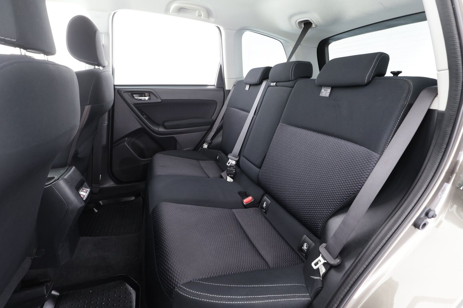 Subaru Forester 2018 2,0i XS CVT * Koukku / Vakkari / P.kamera / Lohko+Sisä / LED / Ratinlämmitin / Sähköpenkki * - Suomi-auto / Kahdet renkaat aluvanteilla / Merkkihuollettu