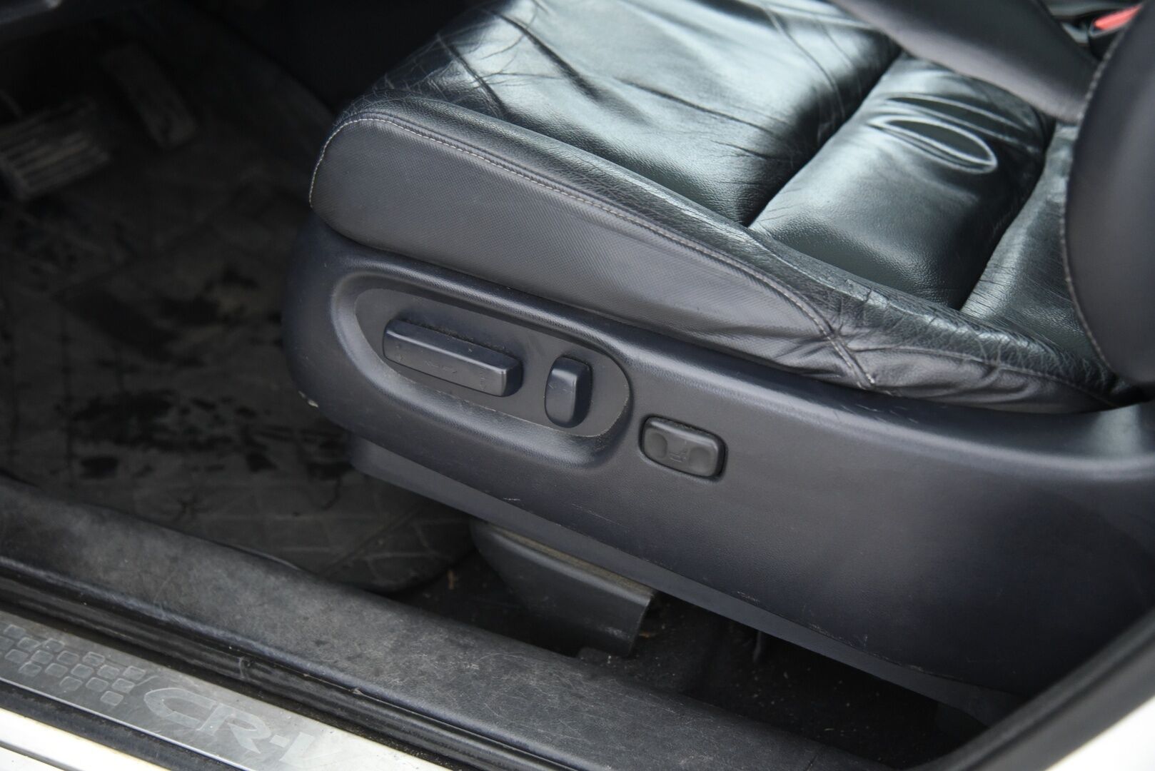 Honda CR-V 2011 2,2 i-DTEC Executive Adv AT 4WD * Myydään Huutokaupat.com * - Panorama / Koukku / Lohko&sisäp. / 2x renkaat & vanteet / Vakkari / Nahat / Helmiäisväri