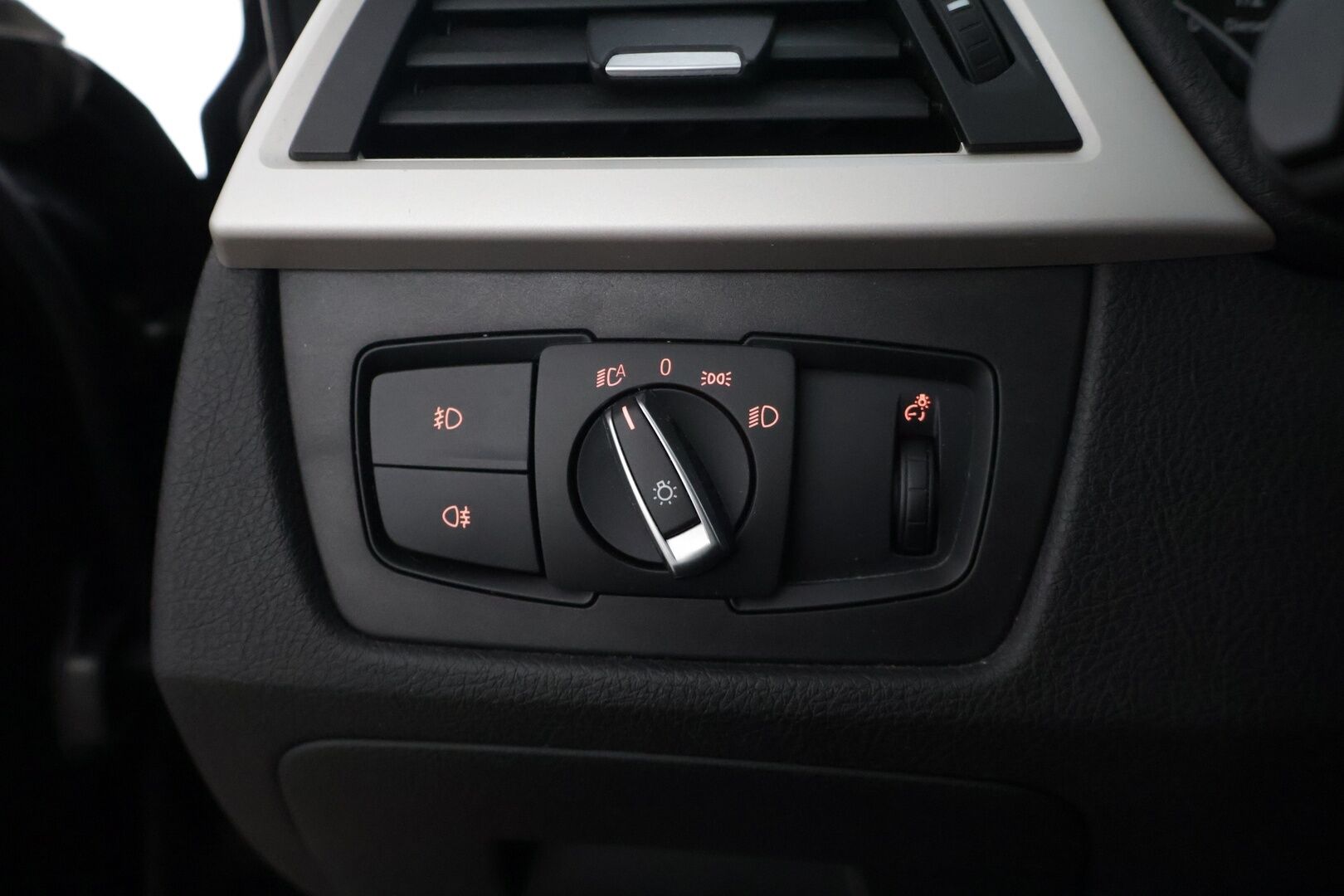 BMW 318 2018 F31 Touring 318d A Business Exclusive * Sporttipenkit / Vetokoukku / P.Tutka / Sähkökontti / Ratinlämmitin / Vakkari / LED * - Musta nahkasisusta! / Suomi-auto / Lohkolämm. + sisätilanlämm. / Kahdet renkaat BMW alumiinivanteilla - HULLUT AVAJAISHULINAT KORKOTARJOUS 3,29 %