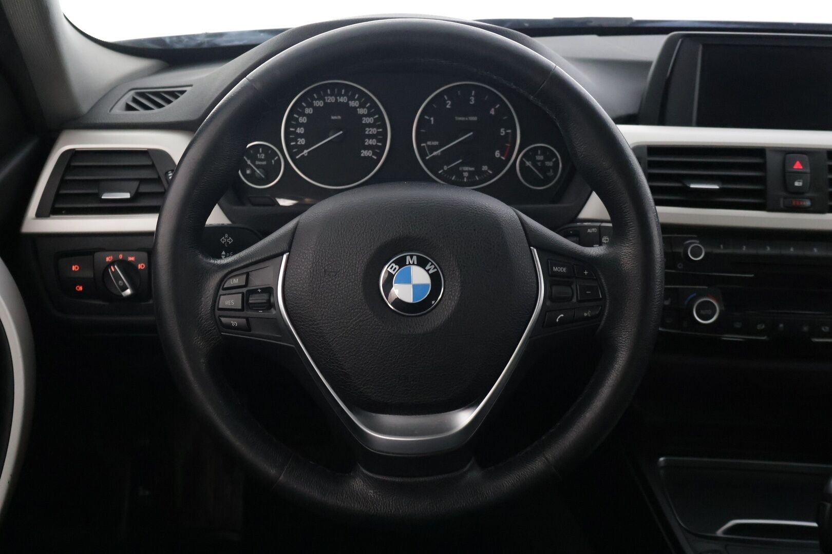 BMW 318 2018 F31 Touring 318d A Business Exclusive * Sportpenkit / Vakkari / Vetokoukku / P.Tutka / Sähkökontti / Ratinlämmitin / LED * - Musta nahkasisusta! / Suomi-auto / Kahdet renkaat BMW alumiinivanteilla