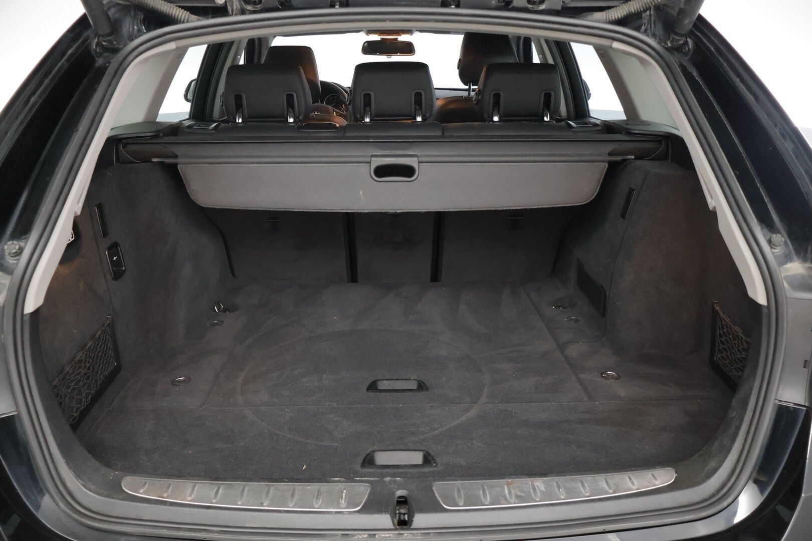 BMW 318 2018 F31 Touring 318d A Business Exclusive * Sporttipenkit / Vetokoukku / P.Tutka / Sähkökontti / Ratinlämmitin / Vakkari / LED * - Musta nahkasisusta! / Suomi-auto / Lohkolämm. + sisätilanlämm. / Kahdet renkaat BMW alumiinivanteilla - HULLUT AVAJAISHULINAT KORKOTARJOUS 3,29 %