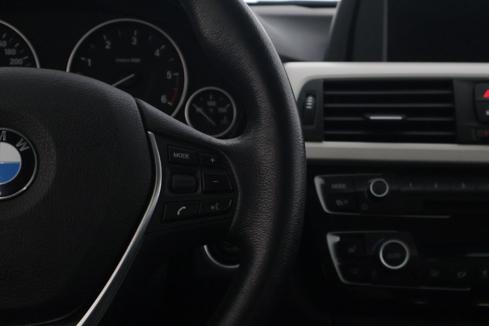 BMW 318 2018 F31 Touring 318d A Business Exclusive * Sporttipenkit / Vetokoukku / P.Tutka / Sähkökontti / Ratinlämmitin / Vakkari / LED * - Musta nahkasisusta! / Suomi-auto / Lohkolämm. + sisätilanlämm. / Kahdet renkaat BMW alumiinivanteilla - HULLUT AVAJAISHULINAT KORKOTARJOUS 3,29 %