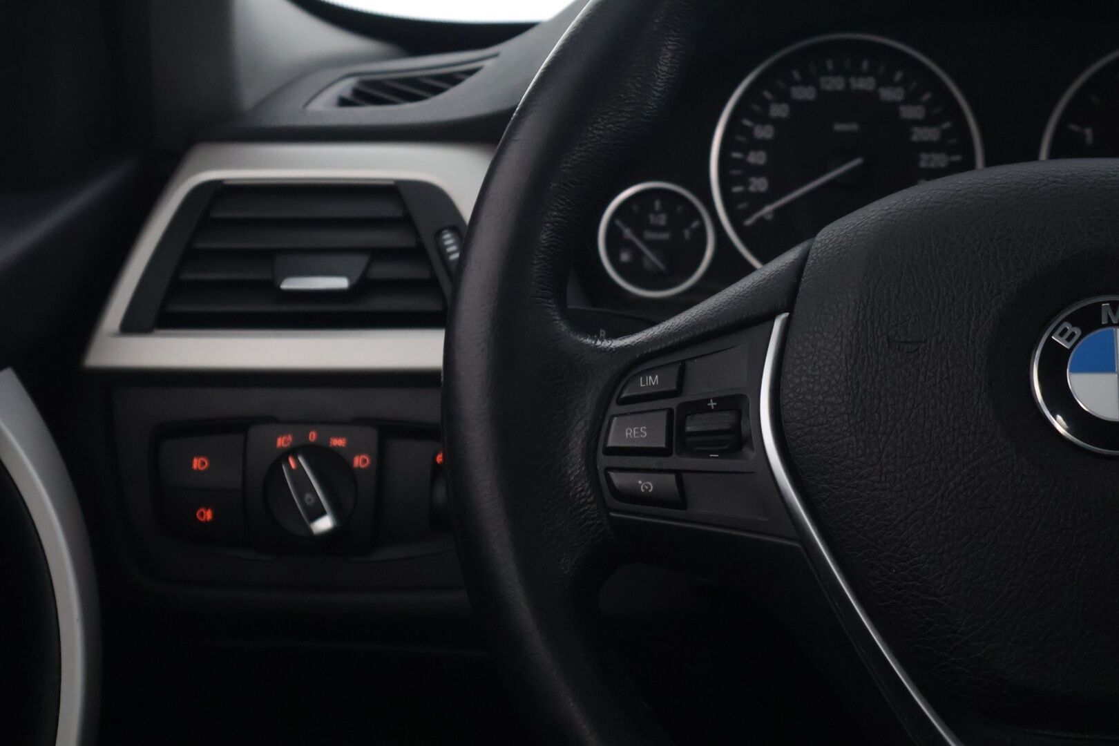 BMW 318 2018 F31 Touring 318d A Business Exclusive * Sportpenkit / Vakkari / Vetokoukku / P.Tutka / Sähkökontti / Ratinlämmitin / LED * - Musta nahkasisusta! / Suomi-auto / Kahdet renkaat BMW alumiinivanteilla