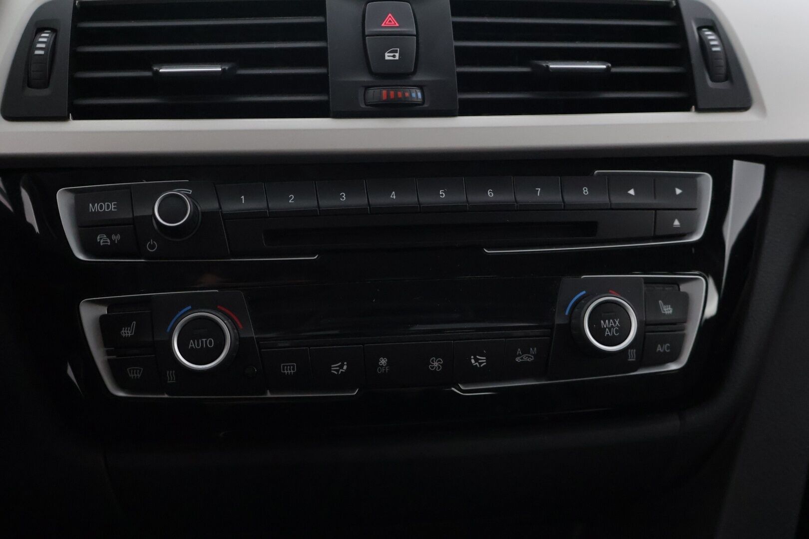 BMW 318 2018 F31 Touring 318d A Business Exclusive * Sportpenkit / Vakkari / Vetokoukku / P.Tutka / Sähkökontti / Ratinlämmitin / LED * - Musta nahkasisusta! / Suomi-auto / Kahdet renkaat BMW alumiinivanteilla