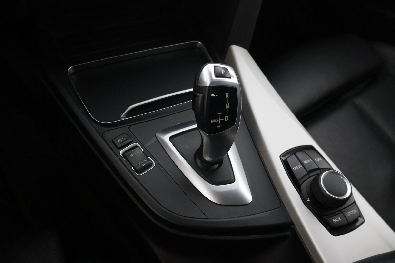 BMW 318 2018 F31 Touring 318d A Business Exclusive * Sporttipenkit / Vetokoukku / P.Tutka / Sähkökontti / Ratinlämmitin / Vakkari / LED * - Musta nahkasisusta! / Suomi-auto / Lohkolämm. + sisätilanlämm. / Kahdet renkaat BMW alumiinivanteilla - HULLUT AVAJAISHULINAT KORKOTARJOUS 3,29 %