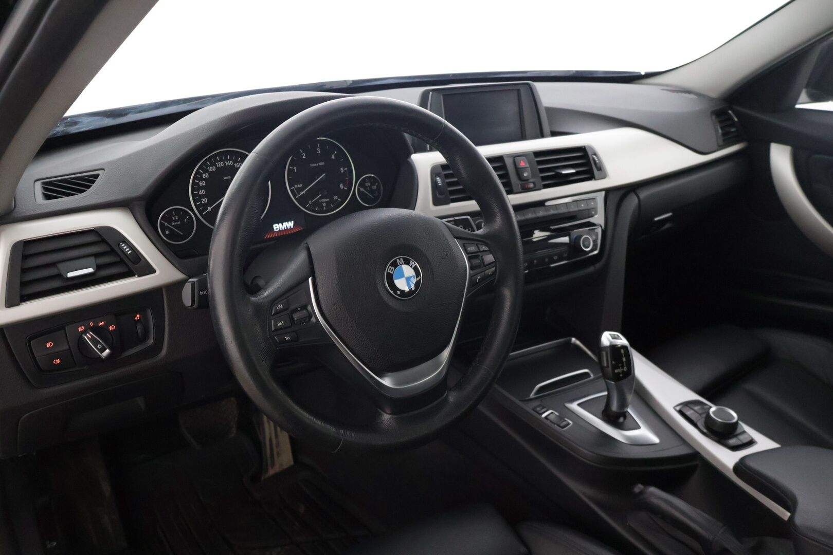 BMW 318 2018 F31 Touring 318d A Business Exclusive * Sporttipenkit / Vetokoukku / P.Tutka / Sähkökontti / Ratinlämmitin / Vakkari / LED * - Musta nahkasisusta! / Suomi-auto / Lohkolämm. + sisätilanlämm. / Kahdet renkaat BMW alumiinivanteilla - HULLUT AVAJAISHULINAT KORKOTARJOUS 3,29 %