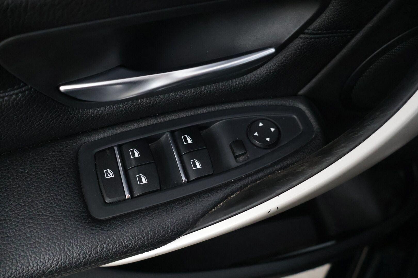 BMW 318 2018 F31 Touring 318d A Business Exclusive * Sporttipenkit / Vetokoukku / P.Tutka / Sähkökontti / Ratinlämmitin / Vakkari / LED * - Musta nahkasisusta! / Suomi-auto / Lohkolämm. + sisätilanlämm. / Kahdet renkaat BMW alumiinivanteilla - HULLUT AVAJAISHULINAT KORKOTARJOUS 3,29 %