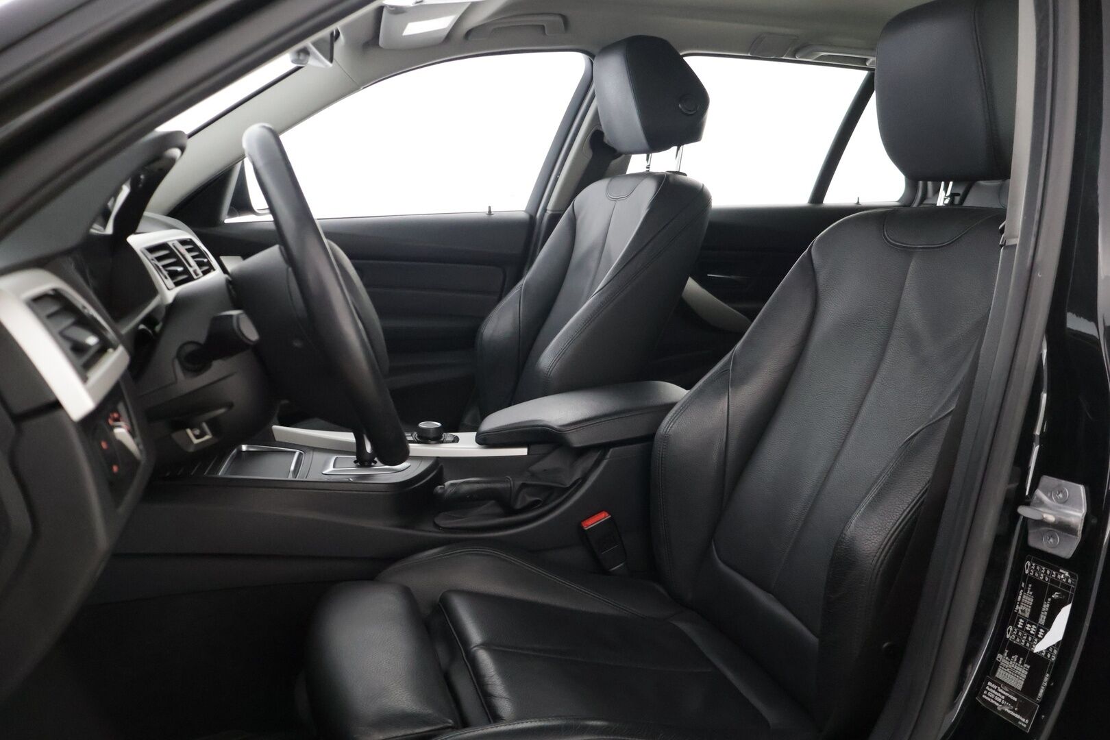 BMW 318 2018 F31 Touring 318d A Business Exclusive * Sportpenkit / Vakkari / Vetokoukku / P.Tutka / Sähkökontti / Ratinlämmitin / LED * - Musta nahkasisusta! / Suomi-auto / Kahdet renkaat BMW alumiinivanteilla