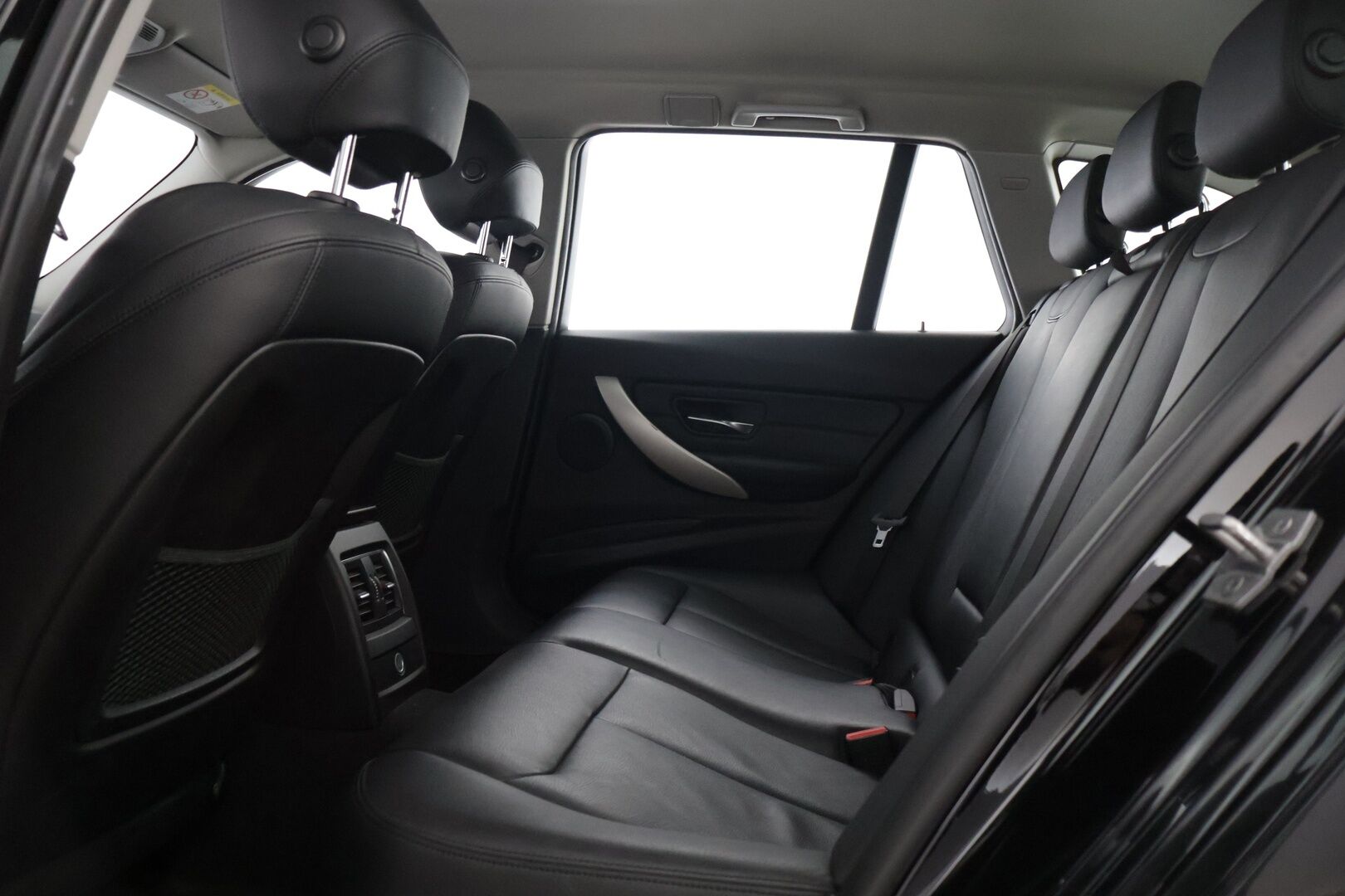 BMW 318 2018 F31 Touring 318d A Business Exclusive * Sportpenkit / Vakkari / Vetokoukku / P.Tutka / Sähkökontti / Ratinlämmitin / LED * - Musta nahkasisusta! / Suomi-auto / Kahdet renkaat BMW alumiinivanteilla