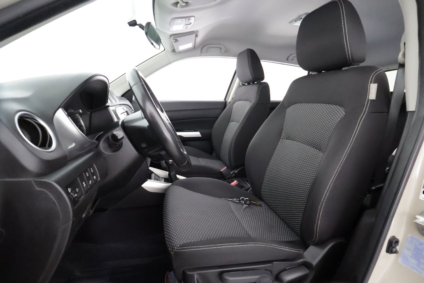 Suzuki Vitara 2018 1,6 VVT 4WD GL+ 5MT - | ACC | P.kamera | Nelivedon lukko | Apple & Android | Bluetooth | Penkinlämmittimet | Aut. ilmastointi | 2x renkaat aluin | Huoltokirja |
