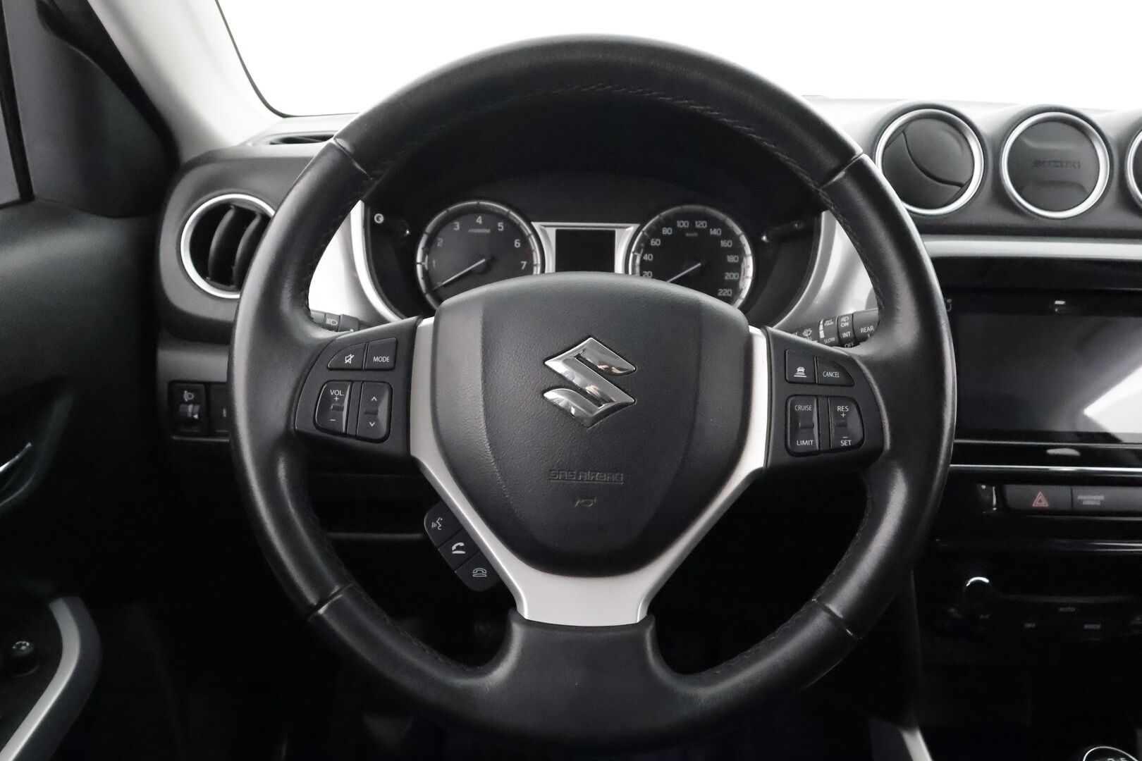 Suzuki Vitara 2018 1,6 VVT 4WD GL+ 5MT - | ACC | P.kamera | Nelivedon lukko | Apple & Android | Bluetooth | Penkinlämmittimet | Aut. ilmastointi | 2x renkaat aluin | Huoltokirja |