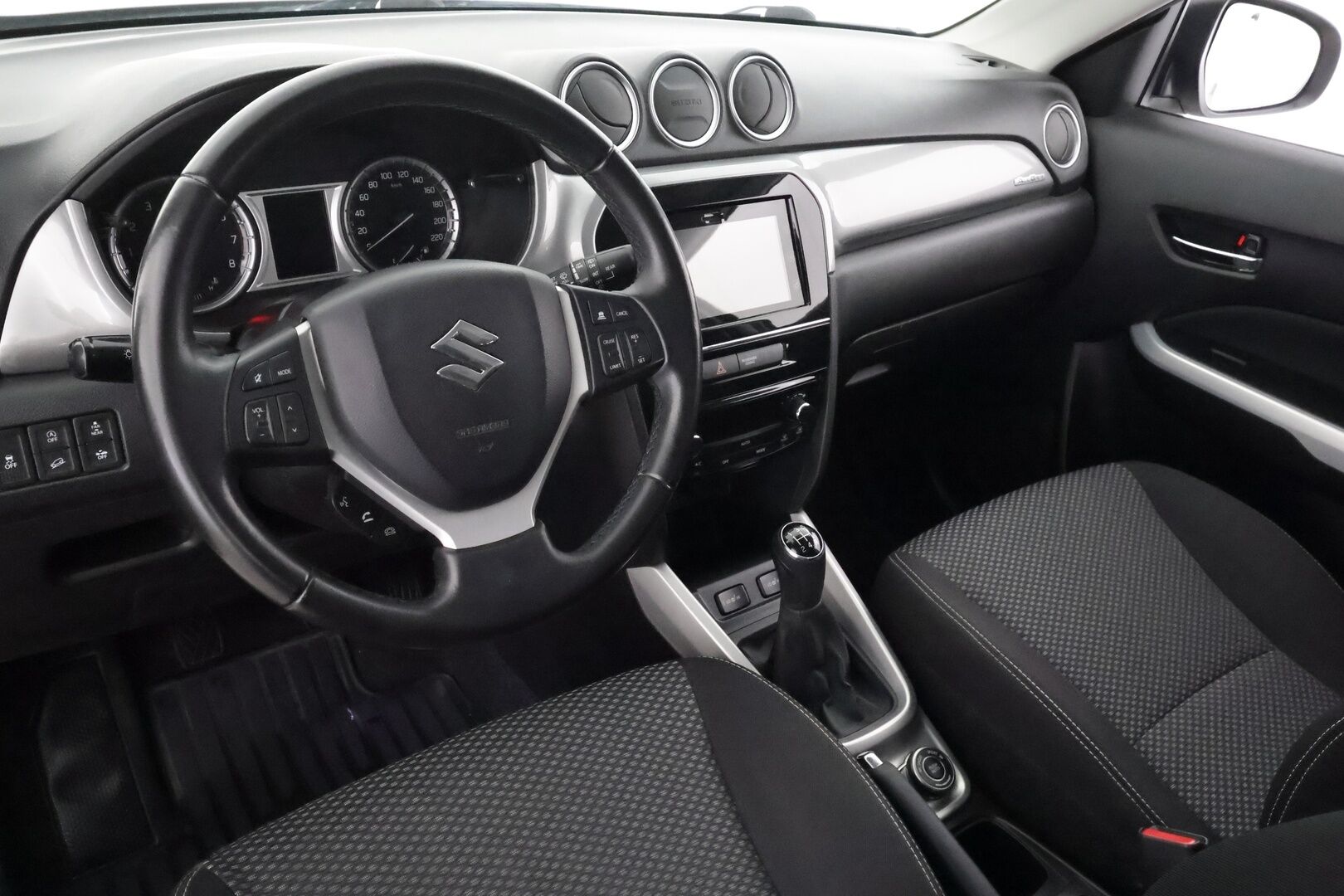 Suzuki Vitara 2018 1,6 VVT 4WD GL+ 5MT - | ACC | P.kamera | Nelivedon lukko | Apple & Android | Bluetooth | Penkinlämmittimet | Aut. ilmastointi | 2x renkaat aluin | Huoltokirja |