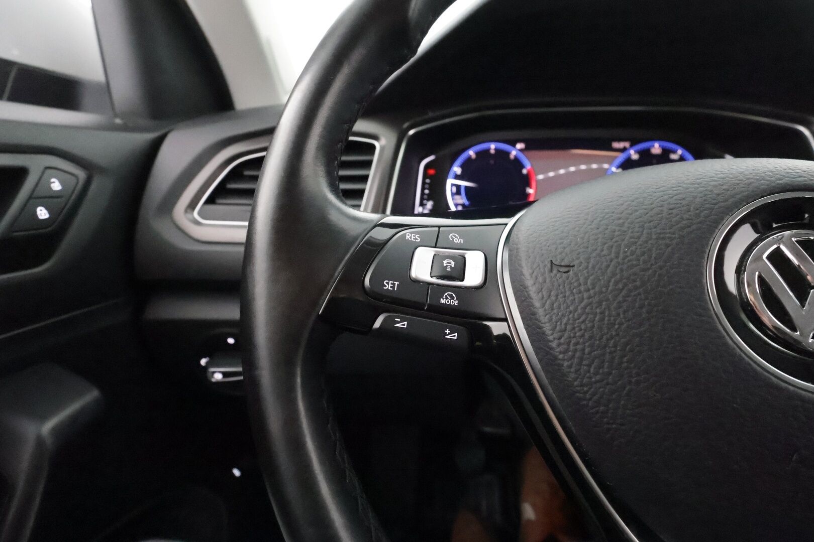 Volkswagen T-Roc 2017 Style 1,0 TSI 85 kW **Webasto / Adapt.Vakkari / LED-valot / P.Tutkat / Navi / Kaistavahti / Apple&Android / 2x Renkaat** - Hyvin varusteltu näyttävä T-Roc!