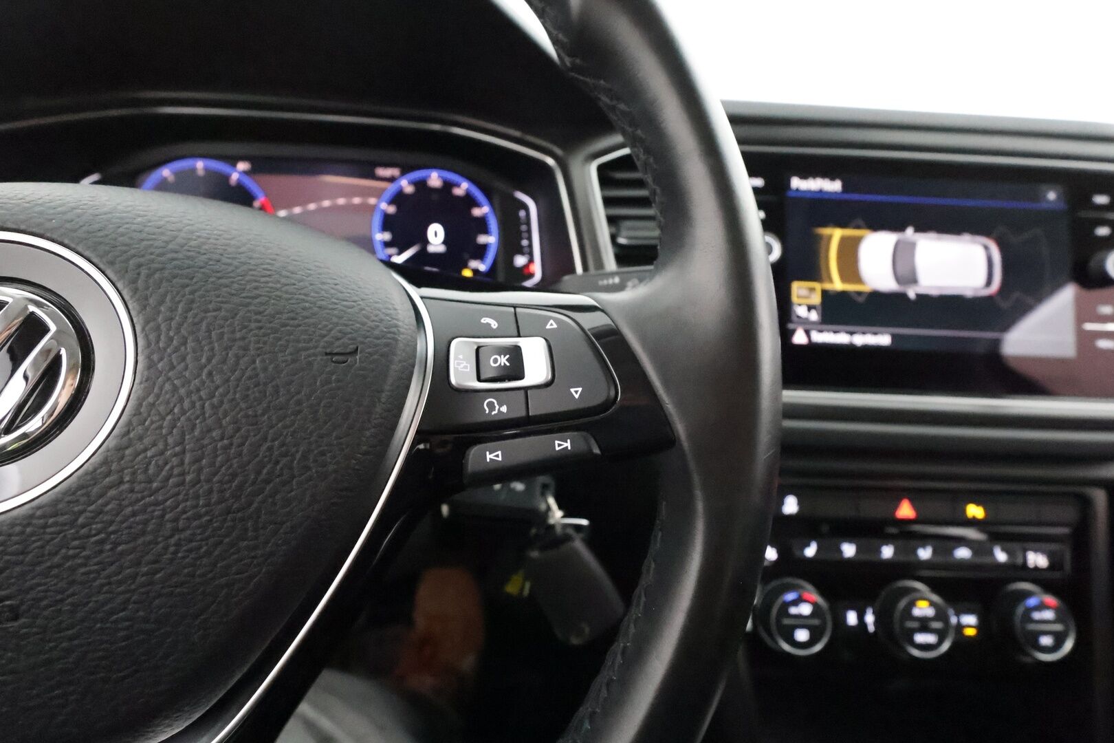 Volkswagen T-Roc 2017 Style 1,0 TSI 85 kW **Webasto / Adapt.Vakkari / LED-valot / P.Tutkat / Navi / Kaistavahti / Apple&Android / 2x Renkaat** - Hyvin varusteltu näyttävä T-Roc!