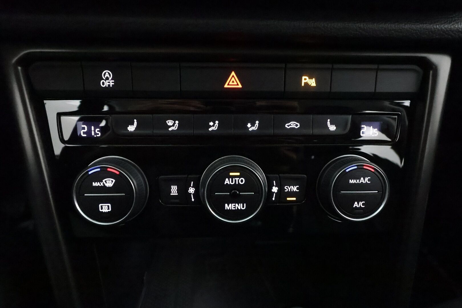 Volkswagen T-Roc 2017 Style 1,0 TSI 85 kW **Webasto / Adapt.Vakkari / LED-valot / P.Tutkat / Navi / Kaistavahti / Apple&Android / 2x Renkaat** - Hyvin varusteltu näyttävä T-Roc!