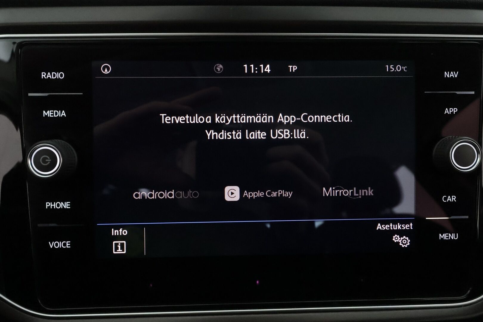 Volkswagen T-Roc 2017 Style 1,0 TSI 85 kW **Webasto / Adapt.Vakkari / LED-valot / P.Tutkat / Navi / Kaistavahti / Apple&Android / 2x Renkaat** - Hyvin varusteltu näyttävä T-Roc!