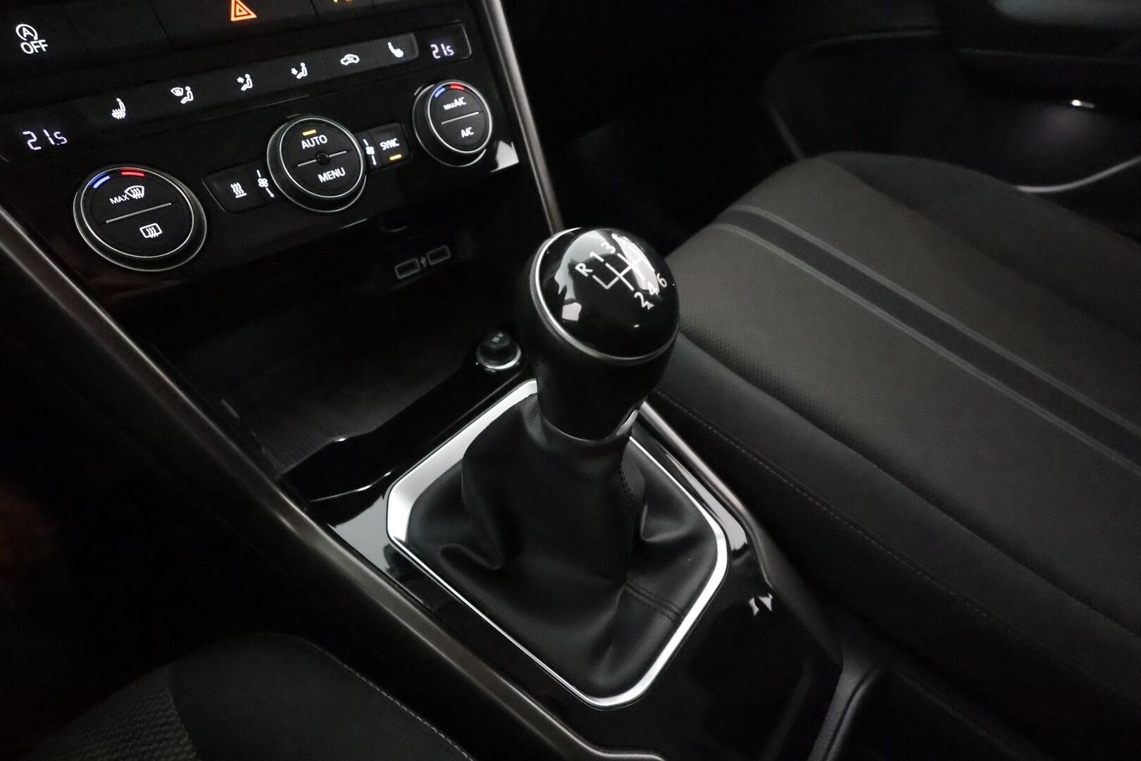 Volkswagen T-Roc 2017 Style 1,0 TSI 85 kW **Webasto / Adapt.Vakkari / LED-valot / P.Tutkat / Navi / Kaistavahti / Apple&Android / 2x Renkaat** - Hyvin varusteltu näyttävä T-Roc!