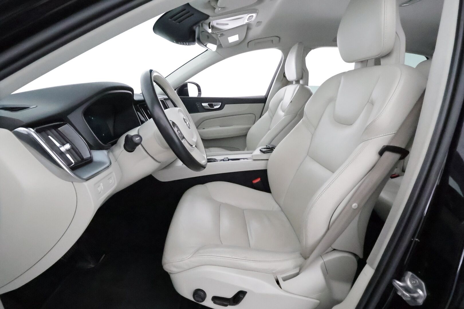 Volvo XC60 2018 D4 AWD Momentum aut **Suomi-auto / Pa-lämmitin / Koukku / Muistipenkki / Navi / VOC / Keyless**