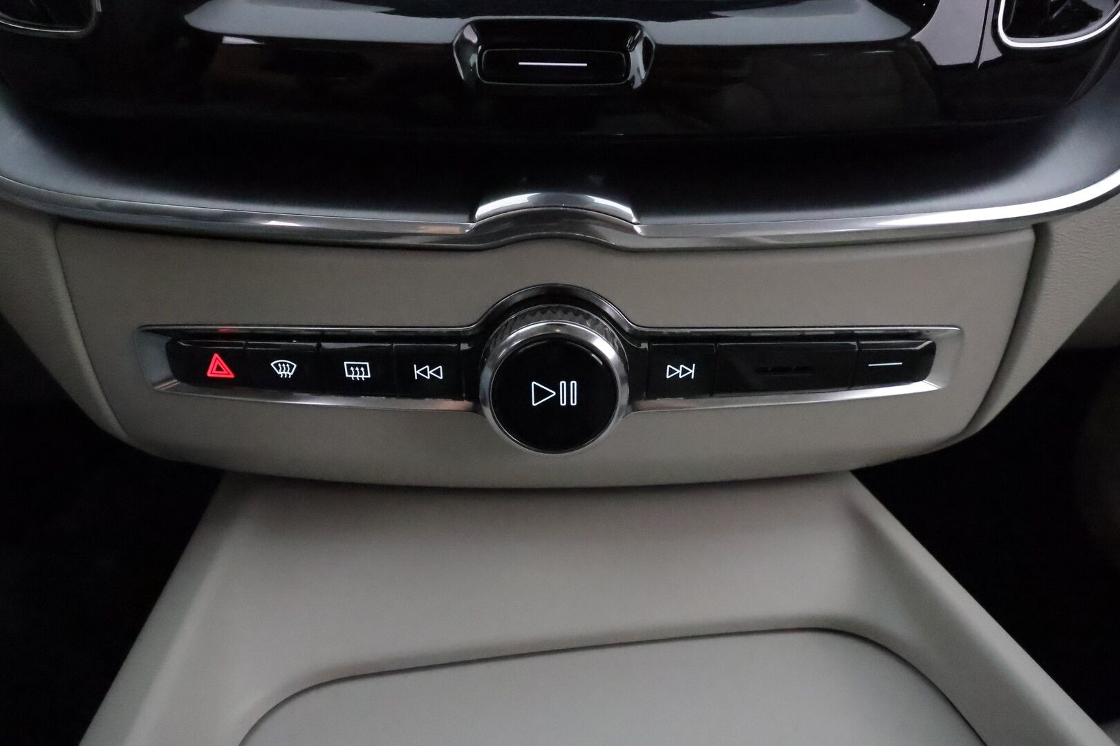 Volvo XC60 2018 D4 AWD Momentum aut **Suomi-auto / Pa-lämmitin / Koukku / Muistipenkki / Navi / VOC / Keyless**