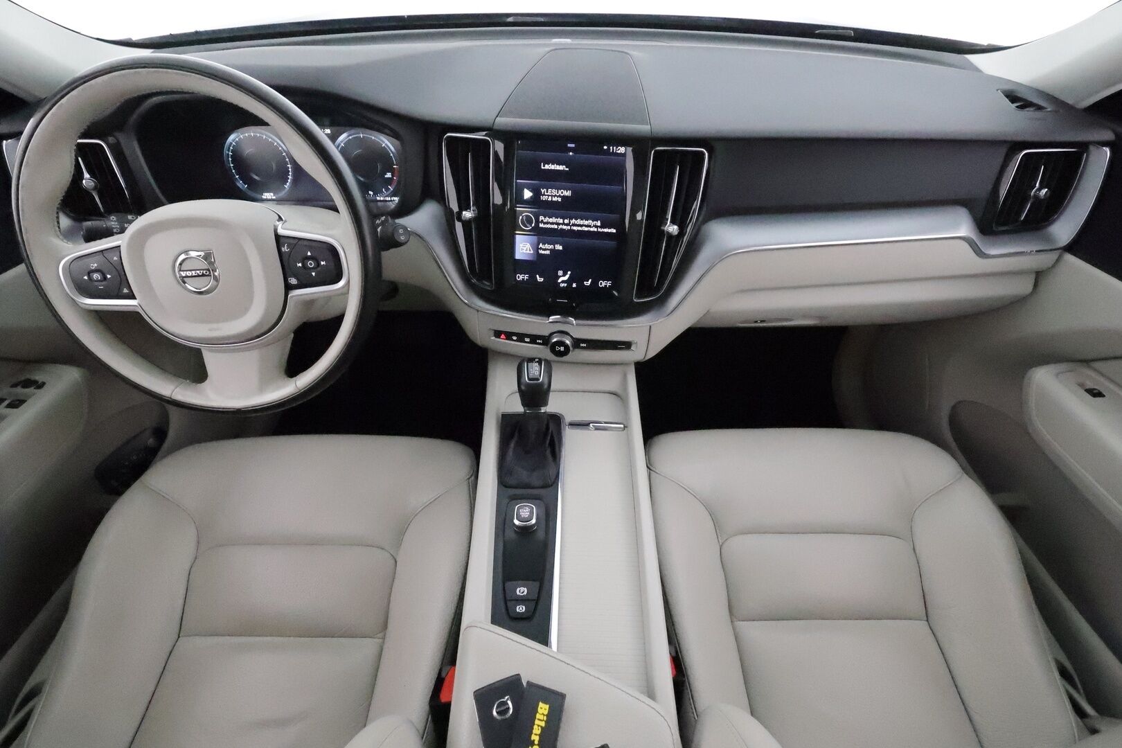 Volvo XC60 2018 D4 AWD Momentum aut **Suomi-auto / Pa-lämmitin / Koukku / Muistipenkki / Navi / VOC / Keyless**