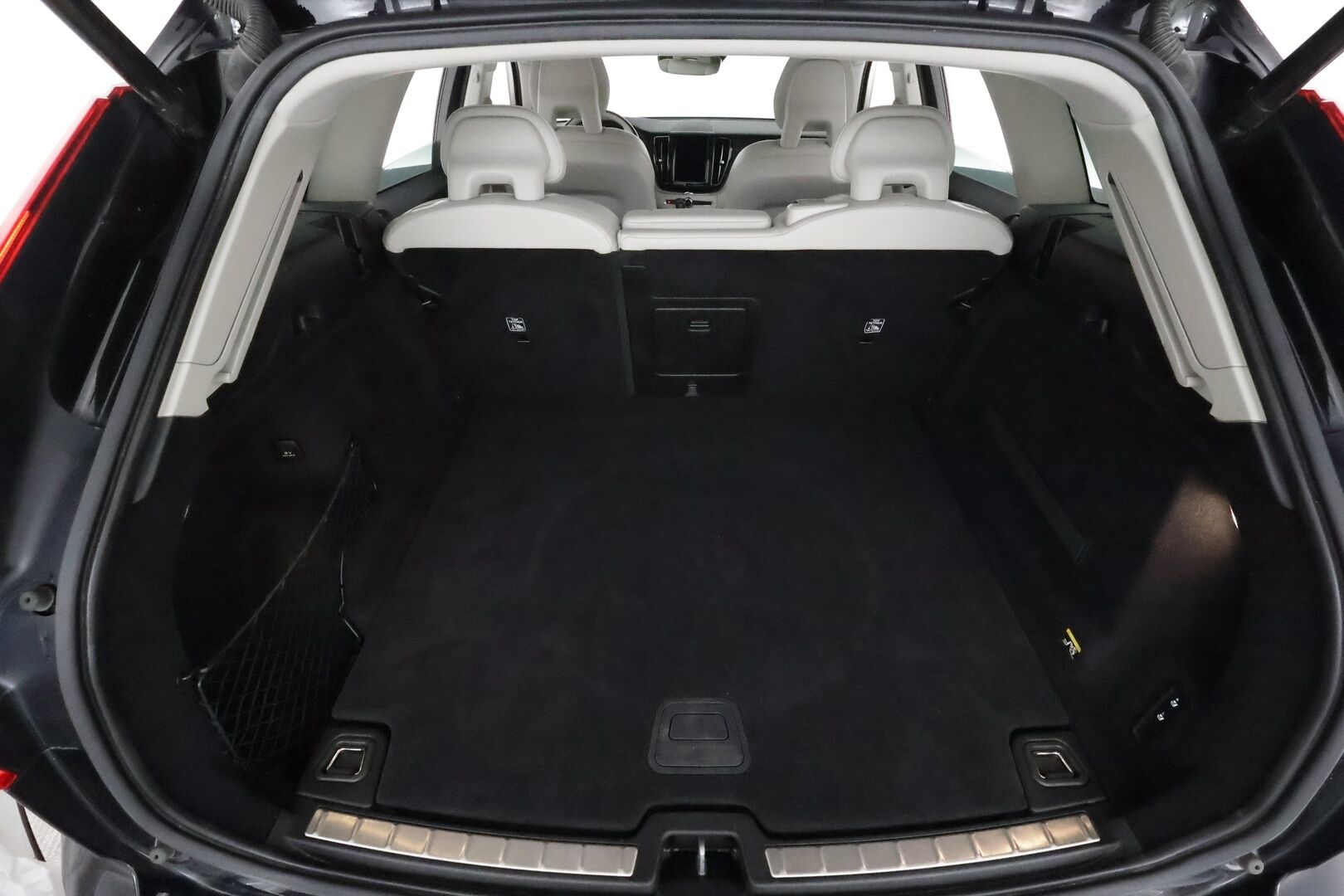 Volvo XC60 2018 D4 AWD Momentum aut **Suomi-auto / Pa-lämmitin / Koukku / Muistipenkki / Navi / VOC / Keyless**