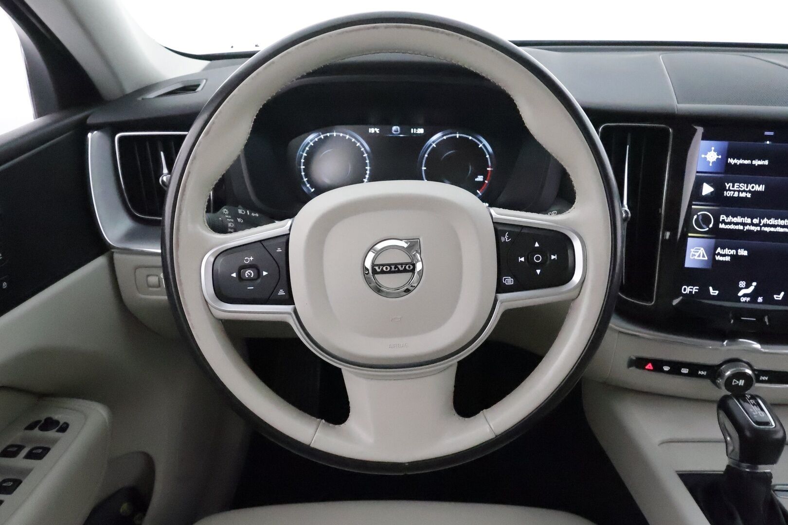 Volvo XC60 2018 D4 AWD Momentum aut **Suomi-auto / Pa-lämmitin / Koukku / Muistipenkki / Navi / VOC / Keyless**