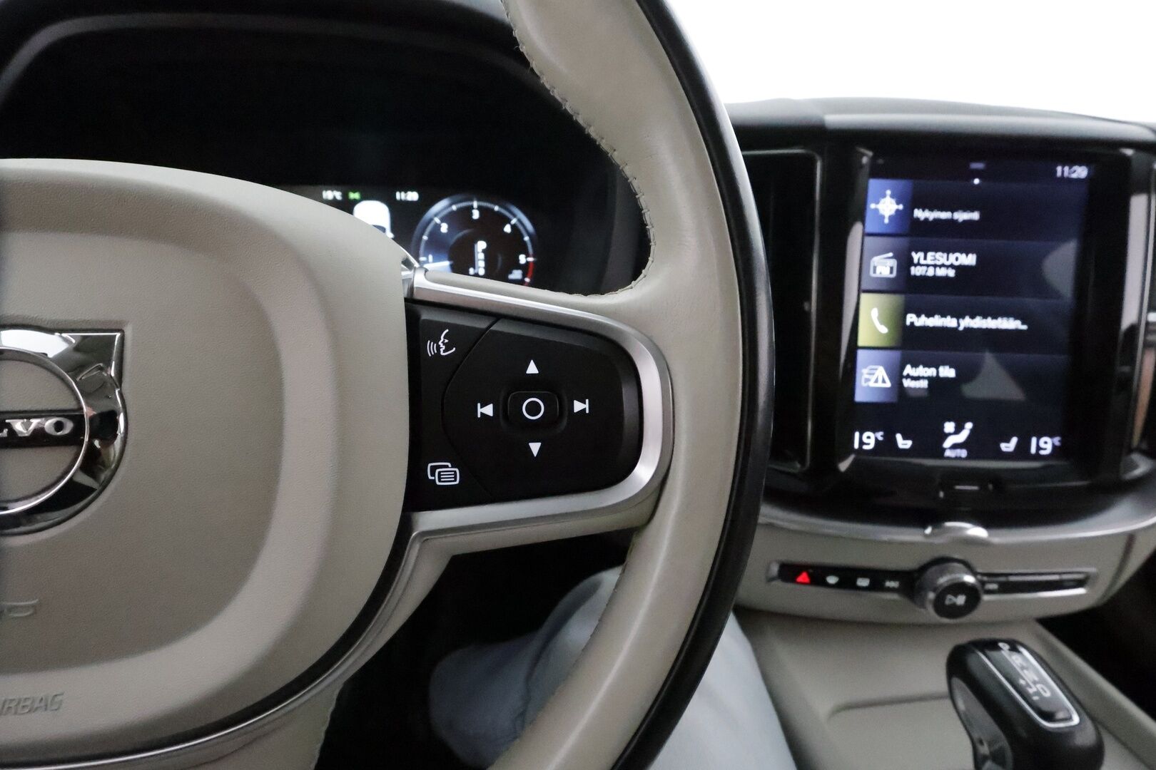 Volvo XC60 2018 D4 AWD Momentum aut **Suomi-auto / Pa-lämmitin / Koukku / Muistipenkki / Navi / VOC / Keyless**