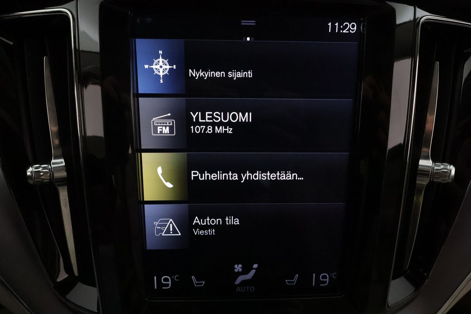 Volvo XC60 2018 D4 AWD Momentum aut - Suomiauto / Webasto / Adapt.LED / Vetokoukku / Vaalea Nahkasisusta / Sensus Navi / Digimittari / Hiljattain huollettu!