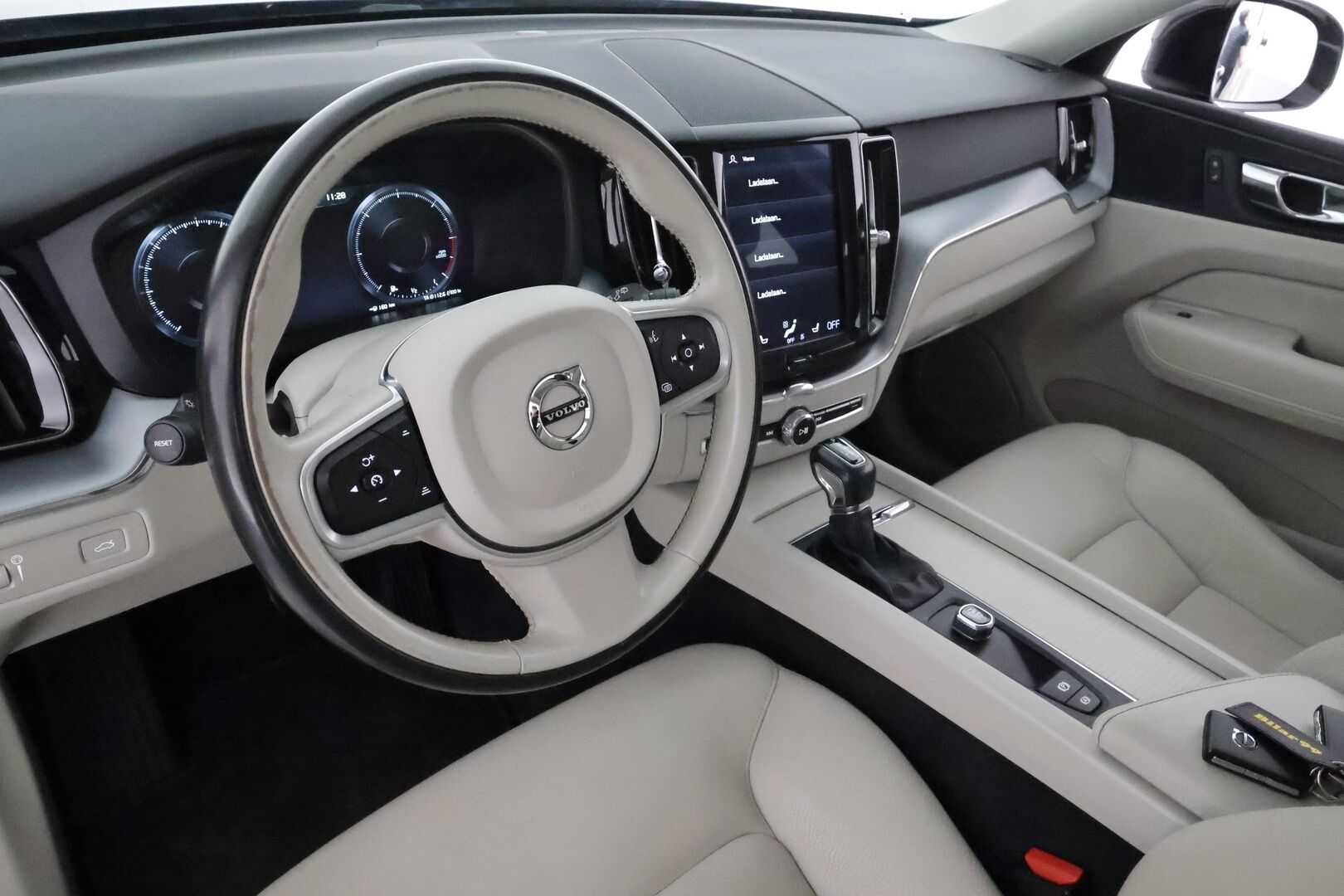 Volvo XC60 2018 D4 AWD Momentum aut **Suomi-auto / Pa-lämmitin / Koukku / Muistipenkki / Navi / VOC / Keyless**