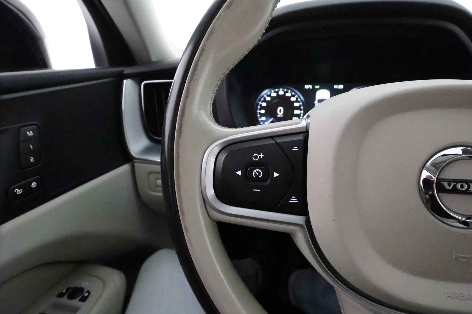 Volvo XC60 2018 D4 AWD Momentum aut - Suomiauto / Webasto / Adapt.LED / Vetokoukku / Vaalea Nahkasisusta / Sensus Navi / Digimittari / Hiljattain huollettu!