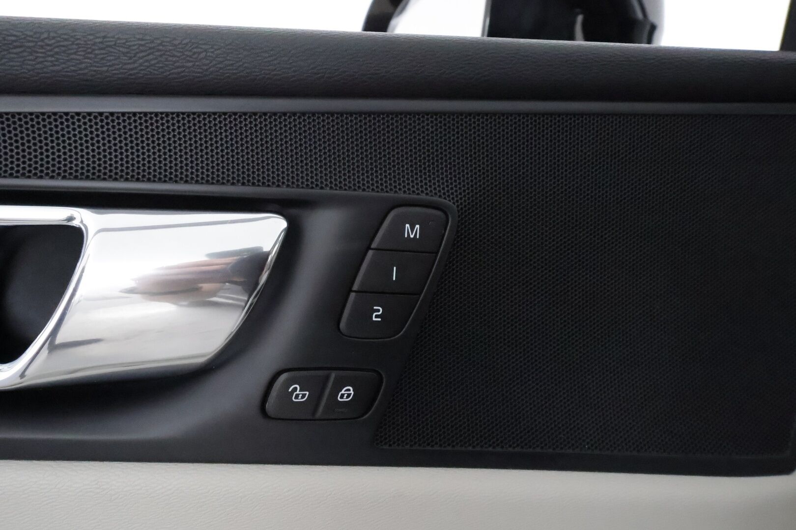 Volvo XC60 2018 D4 AWD Momentum aut **Suomi-auto / Pa-lämmitin / Koukku / Muistipenkki / Navi / VOC / Keyless**