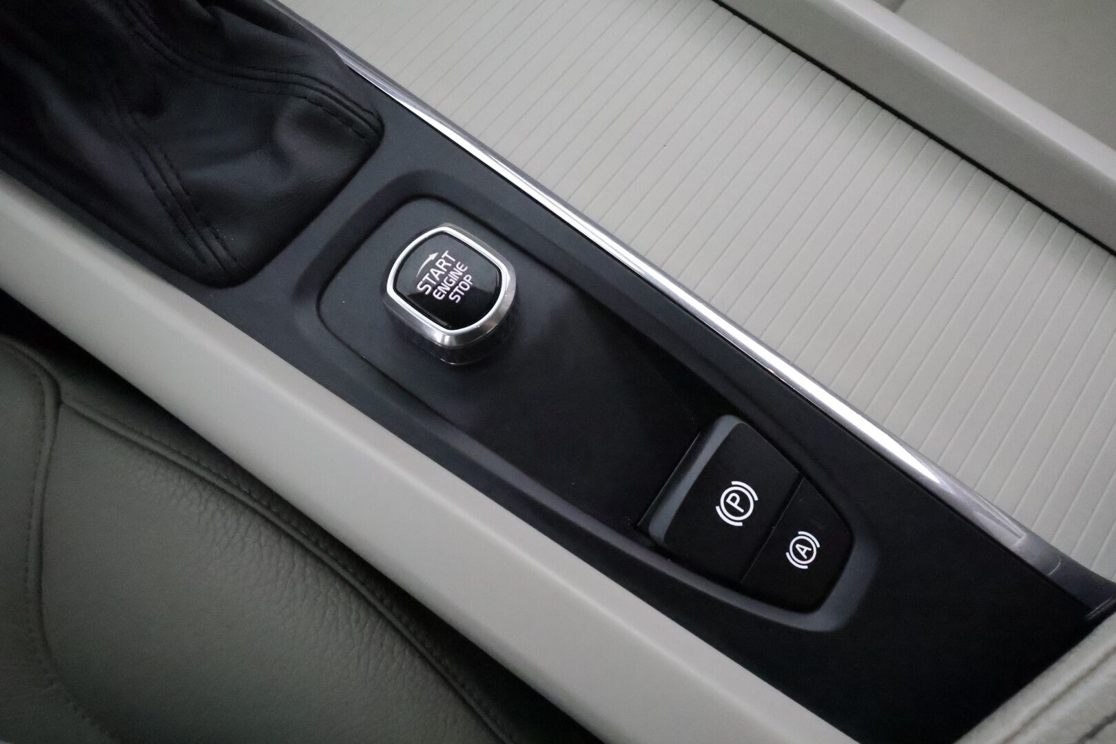 Volvo XC60 2018 D4 AWD Momentum aut - Suomiauto / Webasto / Adapt.LED / Vetokoukku / Vaalea Nahkasisusta / Sensus Navi / Digimittari / Hiljattain huollettu!