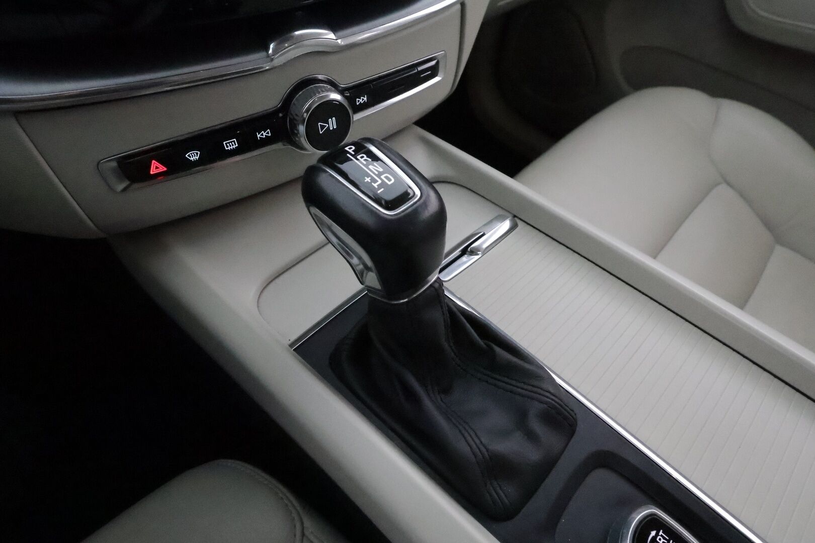 Volvo XC60 2018 D4 AWD Momentum aut **Suomi-auto / Pa-lämmitin / Koukku / Muistipenkki / Navi / VOC / Keyless**