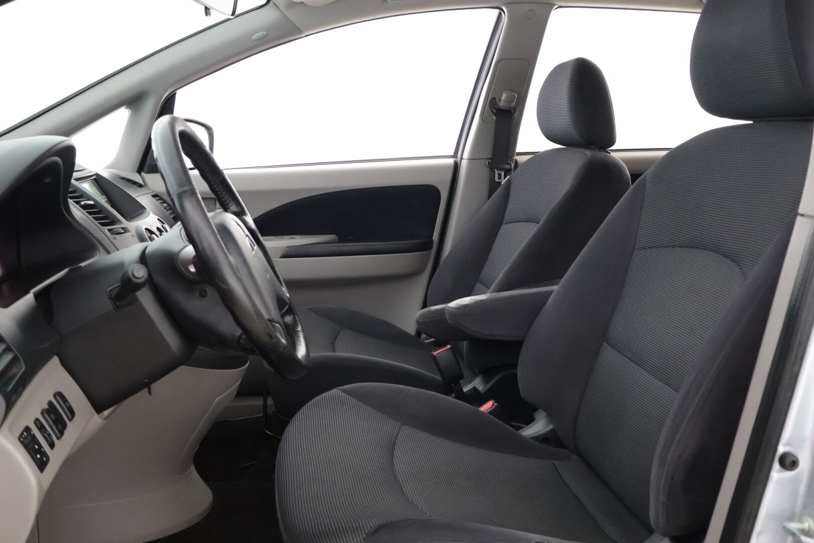 Mitsubishi Grandis 2006 .5D GRANDIS STW 2.4 AUTOMATIC-7** YritysOutlet - Myydään vain yrityksille - *7-Paikkainen / Suomi-Auto / 2x Renkaat*