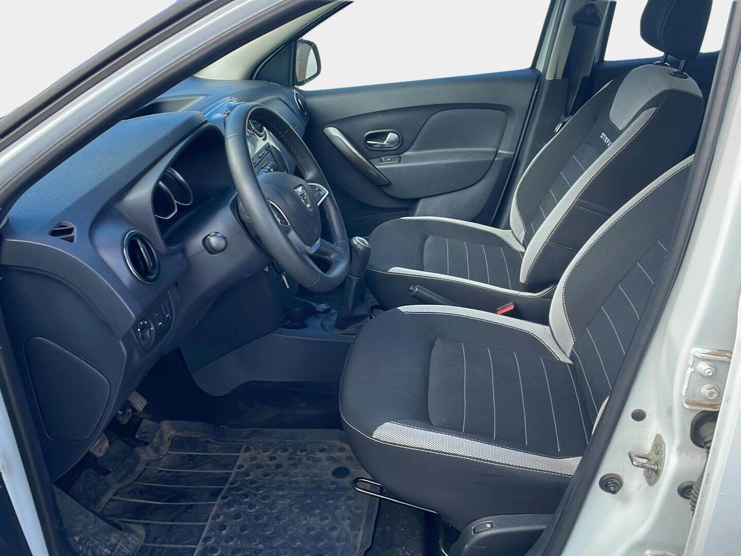 Dacia Sandero 2018 Dacia Sandero Stepway* Koukku / Vakkari / Lohko / Tutka* - *Koukku / Lohkolämmitin / Tutka taakse*