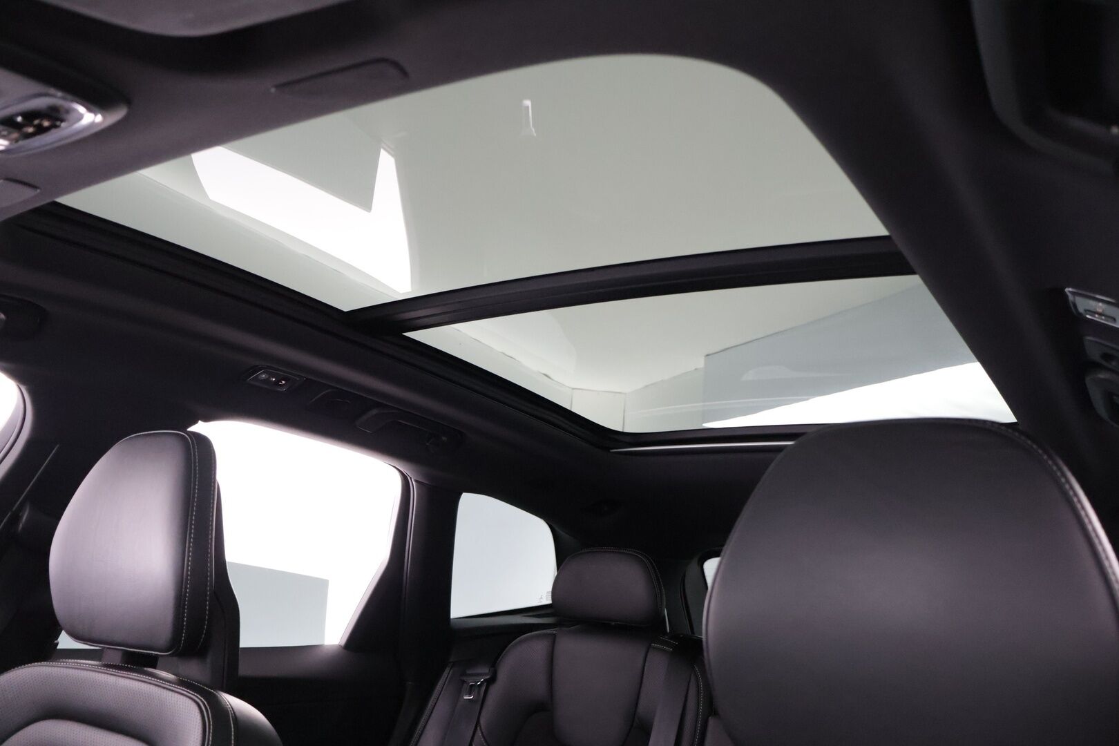 Volvo XC60 2018 T8 AWD Business R-Design aut * Nahka-alcantara / Sähköpenkit / Sähkökontti / LED /  Ilma-alusta * - Panoraama / Adapt. Vakionopeudensäädin / Läm. Tuulilasi * - HULLU BLACKWEEK KORKOTARJOUS 2,49%