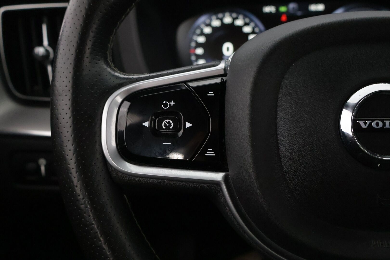 Volvo XC60 2018 T8 AWD Business R-Design aut *Suomi-auto / ACC / Panorama / VOC / Navi / LED / Keyless* - *Sähköpenkit / Sähkökontti / Lämmitettävä tuulilasi* - HULLUT AVAJAISHULINAT KORKOTARJOUS 3,29 %