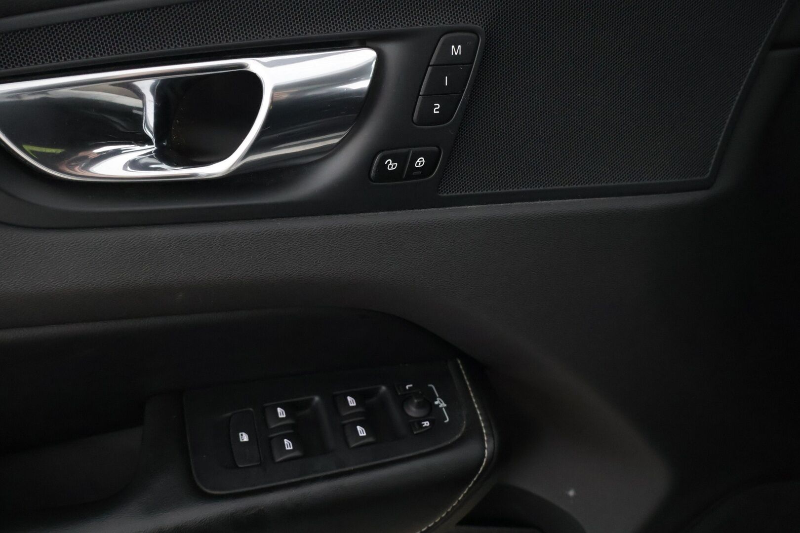 Volvo XC60 2018 T8 AWD Business R-Design aut *Suomi-auto / ACC / Panorama / VOC / Navi / LED / Keyless* - *Sähköpenkit / Sähkökontti / Lämmitettävä tuulilasi*