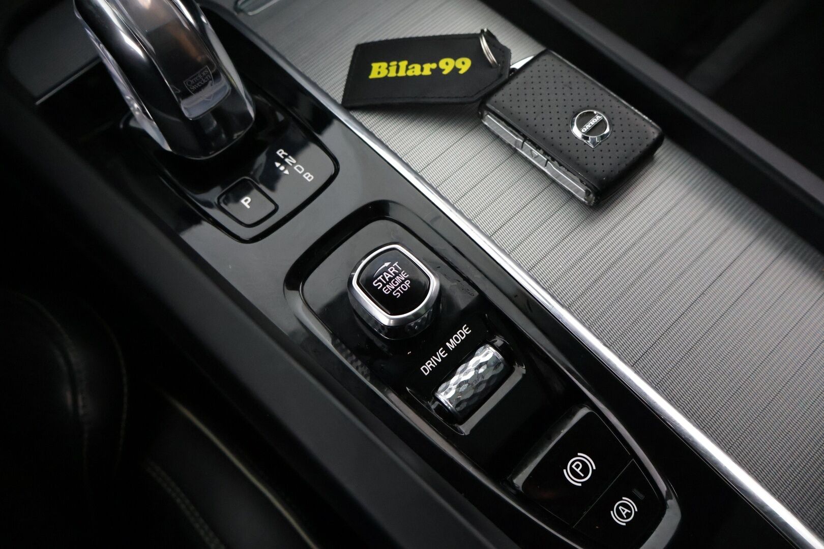 Volvo XC60 2018 T8 AWD Business R-Design aut * Nahka-alcantara / Sähköpenkit / Sähkökontti / LED /  Ilma-alusta * - Panoraama / Adapt. Vakionopeudensäädin / Läm. Tuulilasi * - HULLU BLACKWEEK KORKOTARJOUS 2,49%