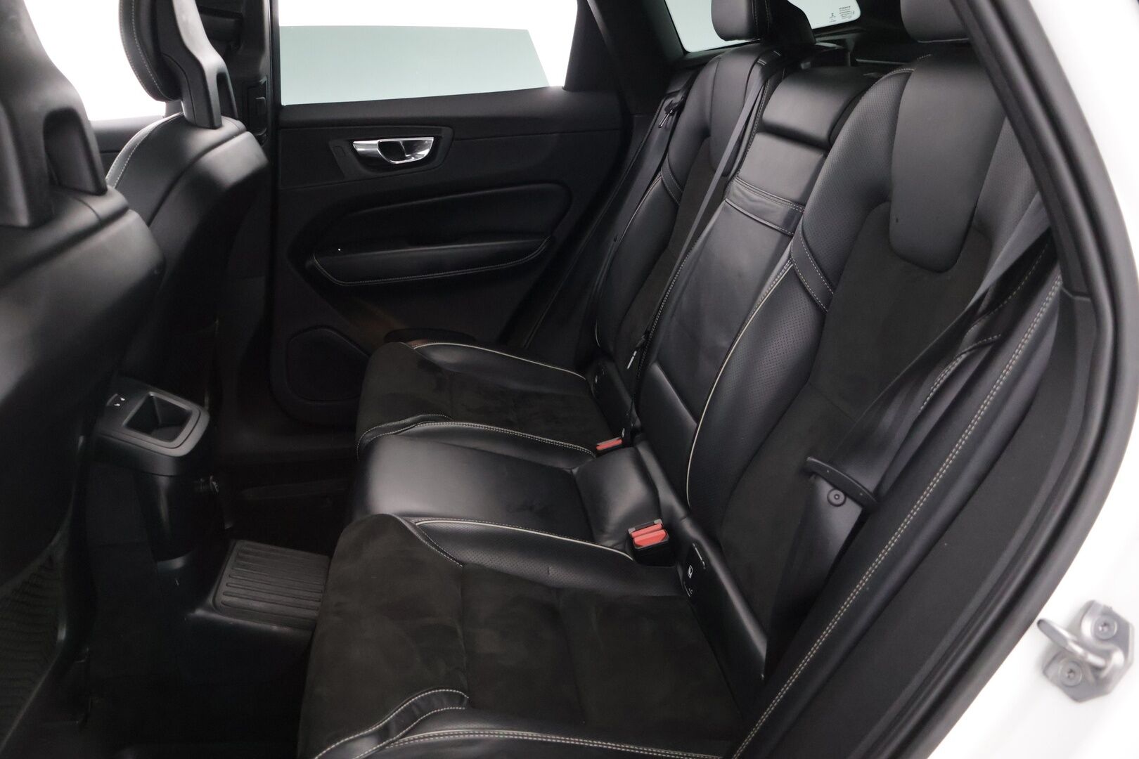 Volvo XC60 2018 T8 AWD Business R-Design aut * Nahka-alcantara / Sähköpenkit / Sähkökontti / LED /  Ilma-alusta * - Panoraama / Adapt. Vakionopeudensäädin / Läm. Tuulilasi * - HULLU BLACKWEEK KORKOTARJOUS 2,49%