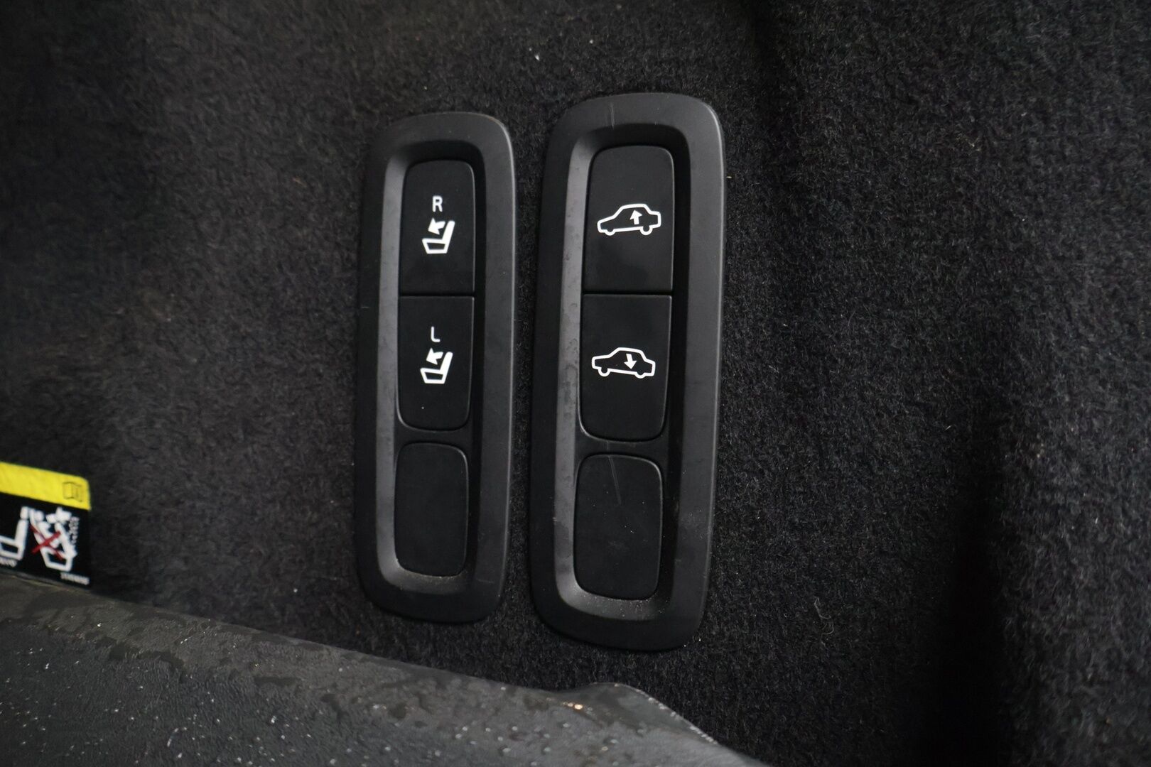 Volvo XC60 2018 T8 AWD Business R-Design aut *Suomi-auto / ACC / Panorama / VOC / Navi / LED / Keyless* - *Sähköpenkit / Sähkökontti / Lämmitettävä tuulilasi* - HULLUT AVAJAISHULINAT KORKOTARJOUS 3,29 %