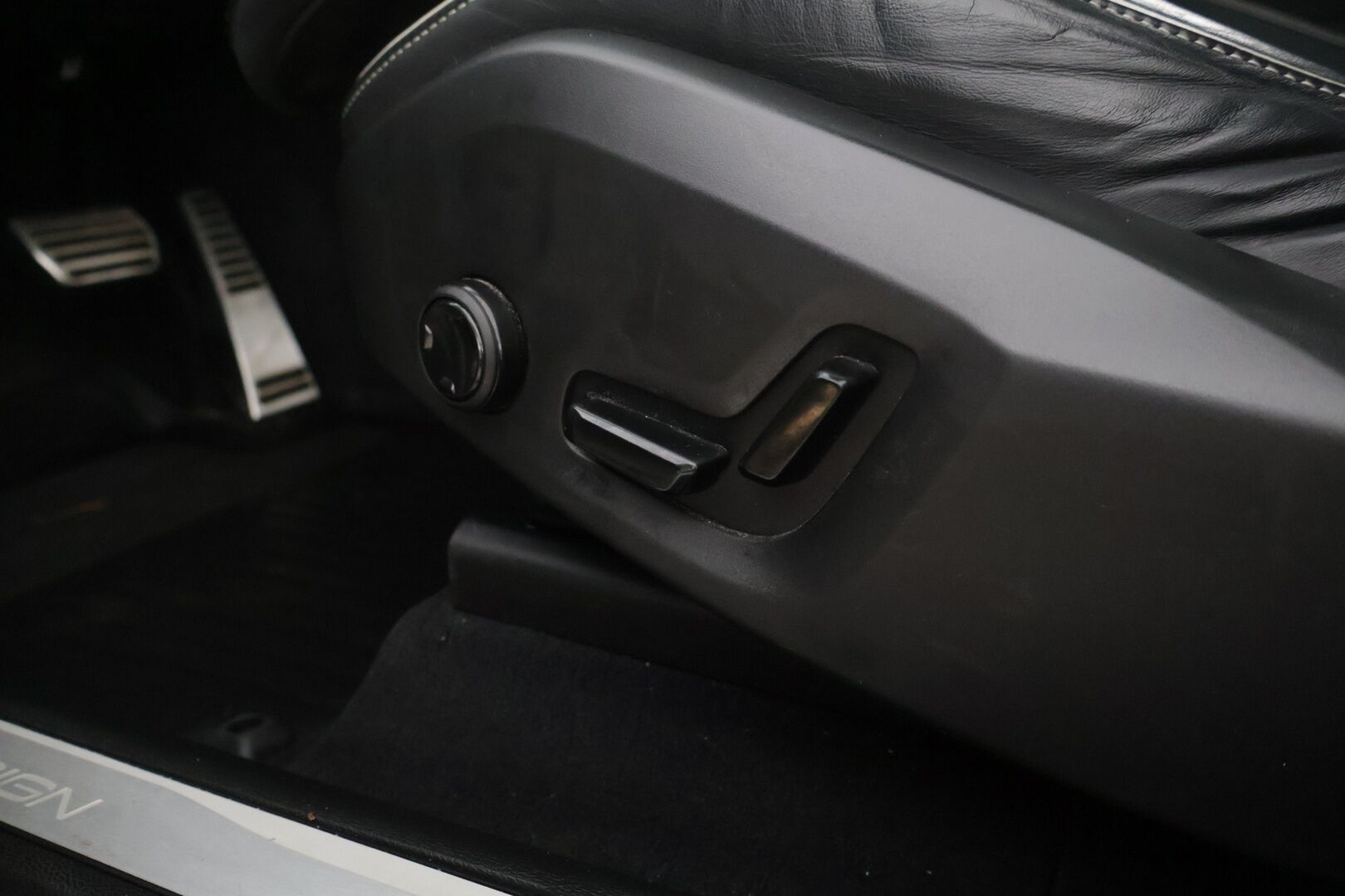 Volvo XC60 2018 T8 AWD Business R-Design aut *Suomi-auto / ACC / Panorama / VOC / Navi / LED / Keyless* - *Sähköpenkit / Sähkökontti / Lämmitettävä tuulilasi* - HULLUT AVAJAISHULINAT KORKOTARJOUS 3,29 %