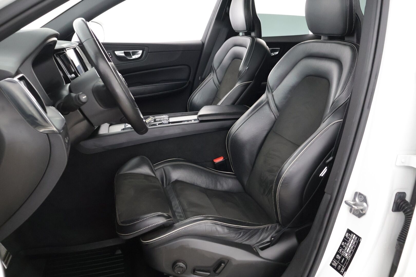 Volvo XC60 2018 T8 AWD Business R-Design aut *Suomi-auto / ACC / Panorama / VOC / Navi / LED / Keyless* - *Sähköpenkit / Sähkökontti / Lämmitettävä tuulilasi* - HULLUT AVAJAISHULINAT KORKOTARJOUS 3,29 %