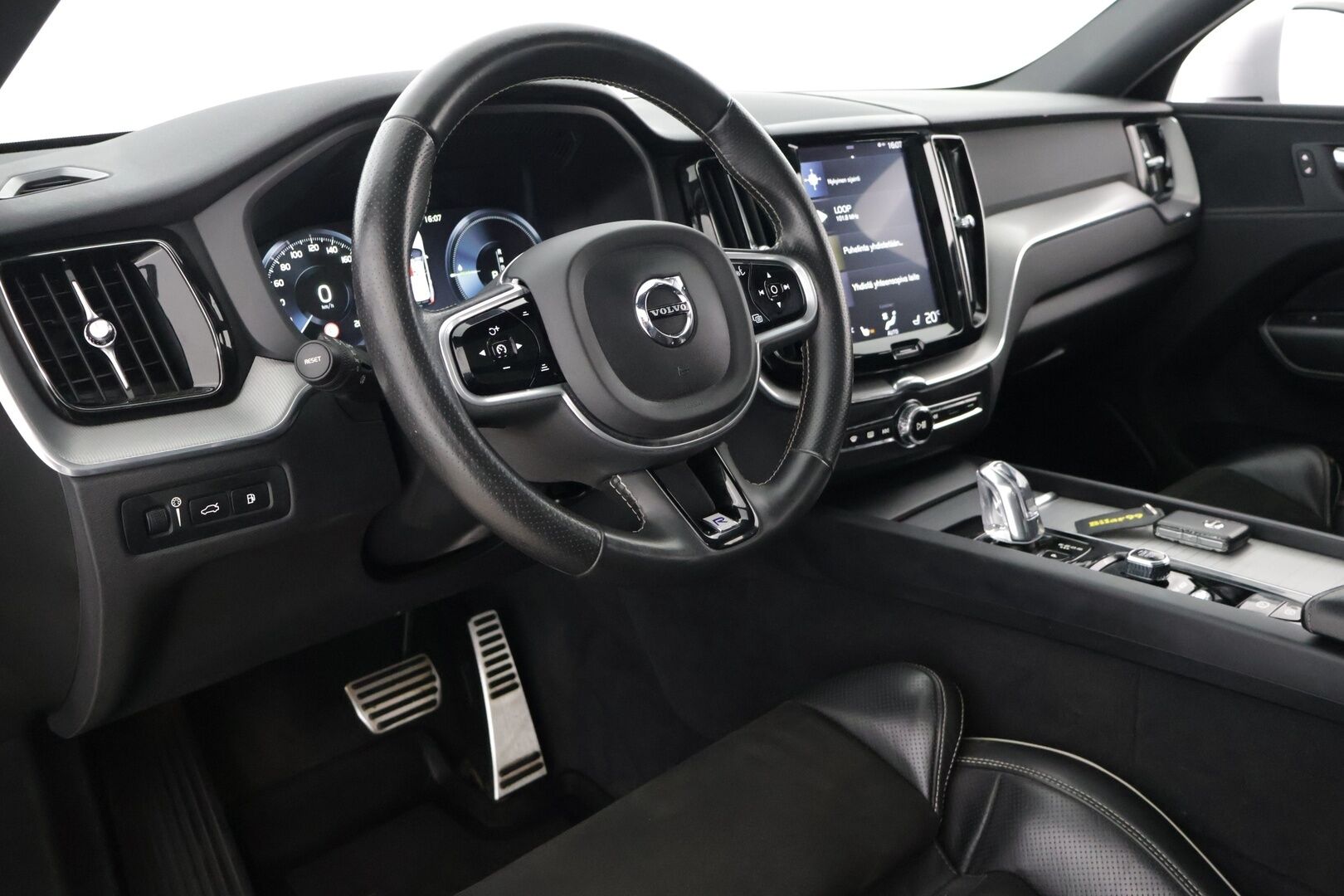 Volvo XC60 2018 T8 AWD Business R-Design aut *Suomi-auto / ACC / Panorama / VOC / Navi / LED / Keyless* - *Sähköpenkit / Sähkökontti / Lämmitettävä tuulilasi* - HULLUT AVAJAISHULINAT KORKOTARJOUS 3,29 %