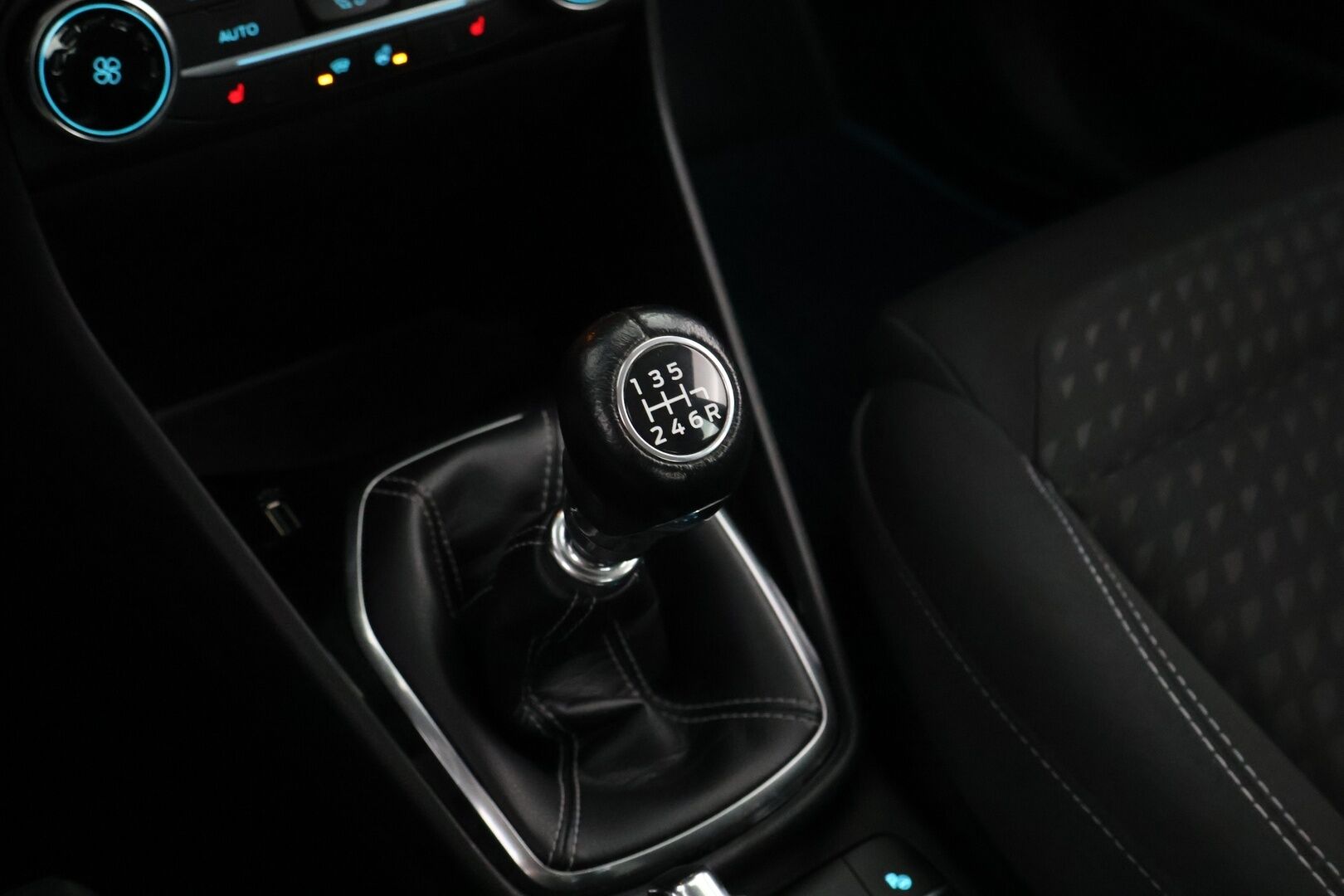 Ford Fiesta 2018 1,0 EcoBoost 100hv M6 Titanium 5-ovinen - YritysOutlet - Myydään vain yrityksille - *Suomi-auto / Vakkari / Merkkihuollettu / P-kamera / 2x-renkaat / YritysOutlet - Myydään vain yrityksille*