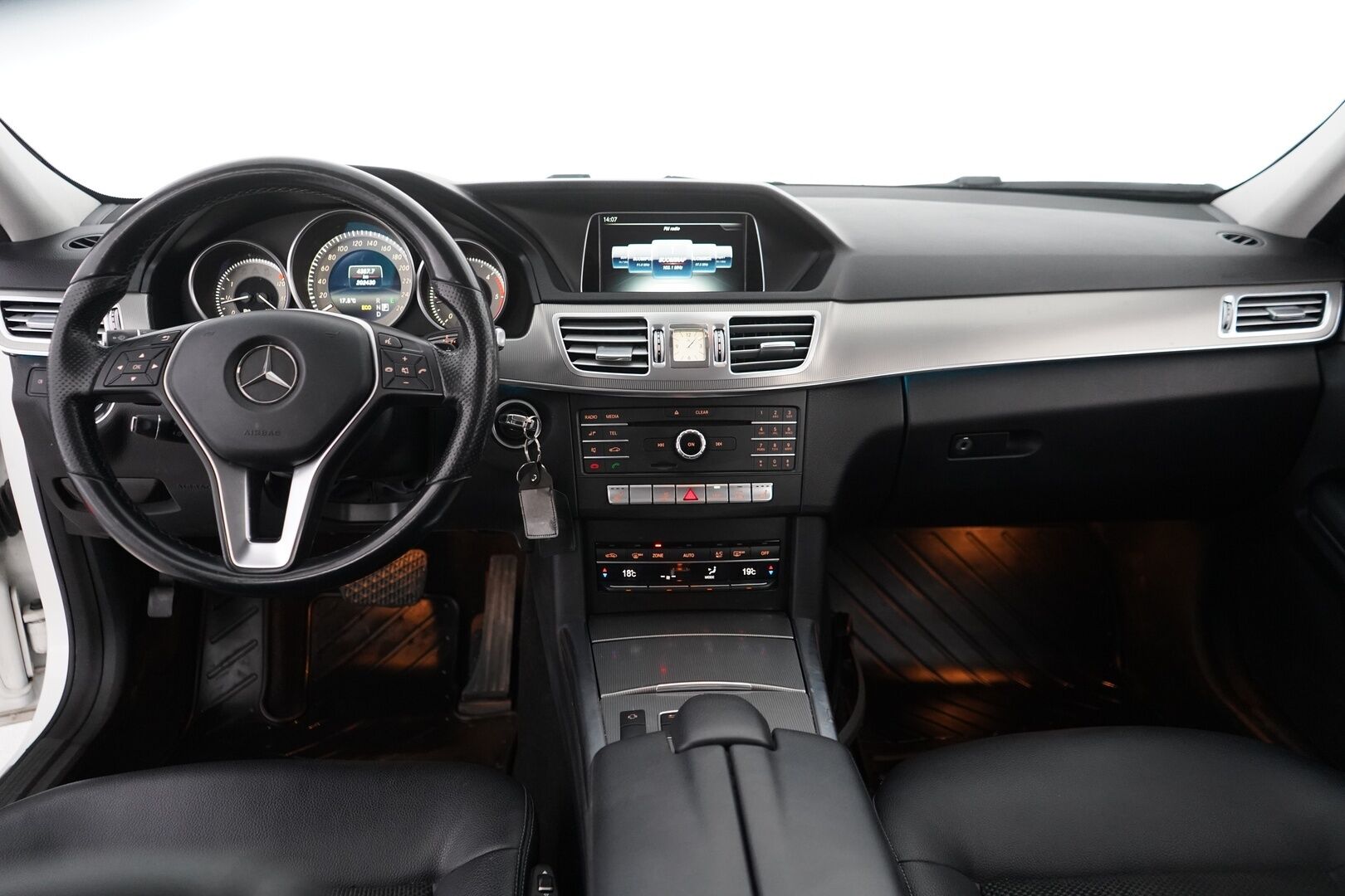 Mercedes-Benz E 2016 E 220 BLUETEC Farmari (AC) 5ov 2143cm3 A - Vetokoukku / Puolinahkasisusta / Sähköpenkki / Ortopedi / Vakkari