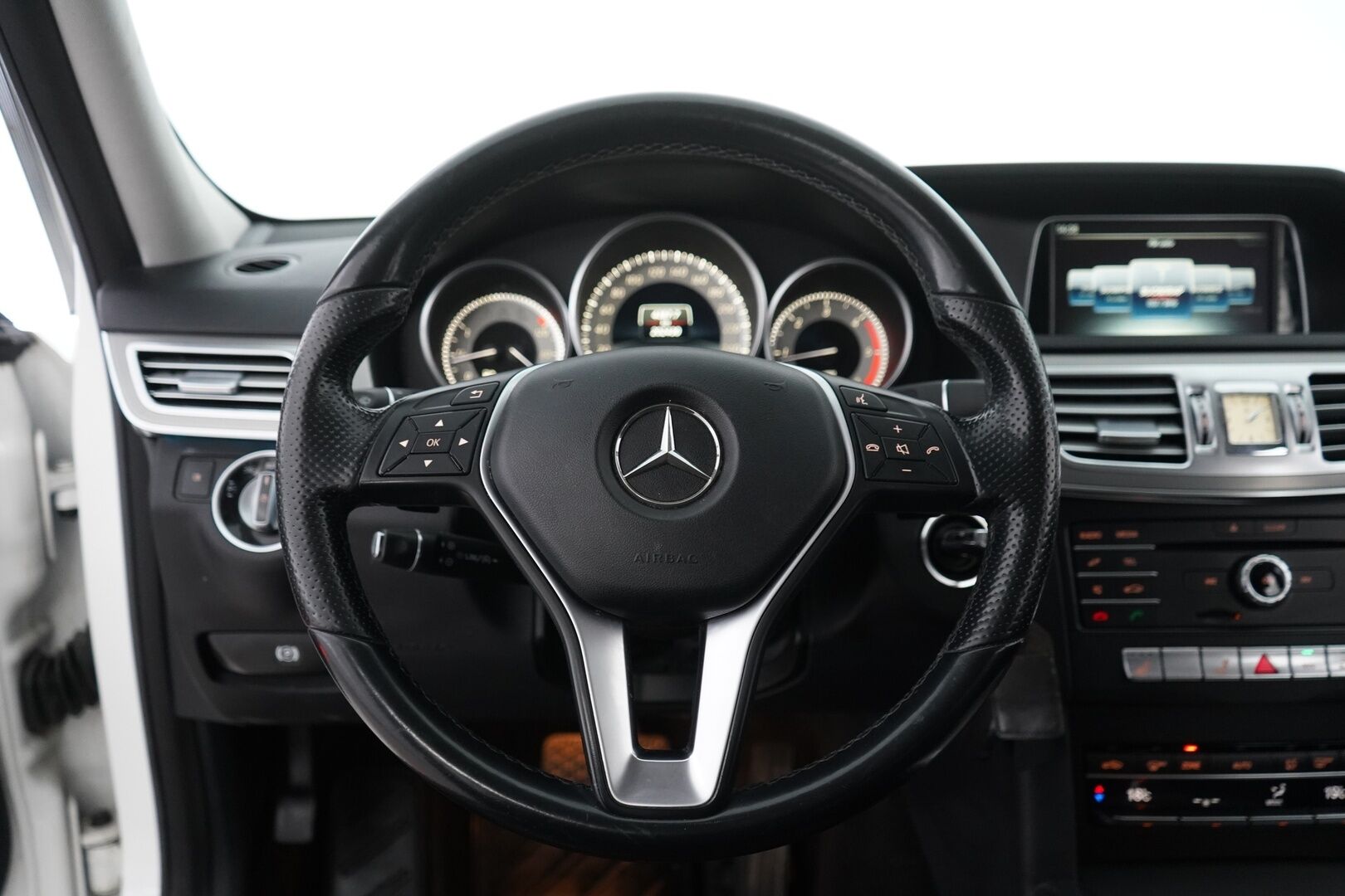 Mercedes-Benz E 2016 E 220 BLUETEC Farmari (AC) 5ov 2143cm3 A - Vetokoukku / Puolinahkasisusta / Sähköpenkki / Ortopedi / Vakkari