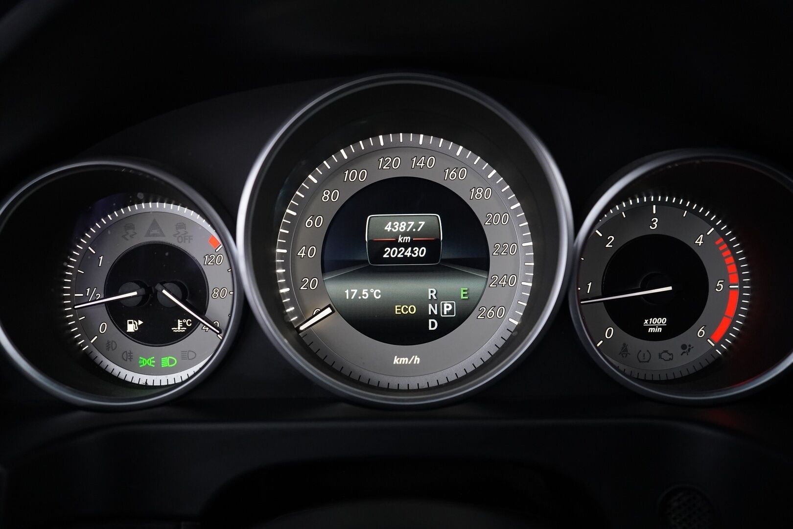 Mercedes-Benz E 2016 E 220 BLUETEC Farmari (AC) 5ov 2143cm3 A - Vetokoukku / Puolinahkasisusta / Sähköpenkki / Ortopedi / Vakkari
