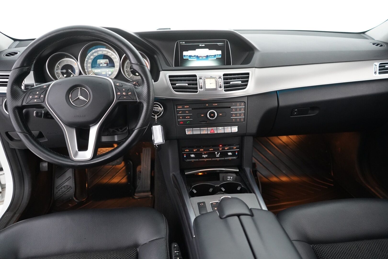 Mercedes-Benz E 2016 220 BlueTec T A Business - Vetokoukku | Puolinahkasisusta | Sähköpenkki | Ortopedi | Vakkari